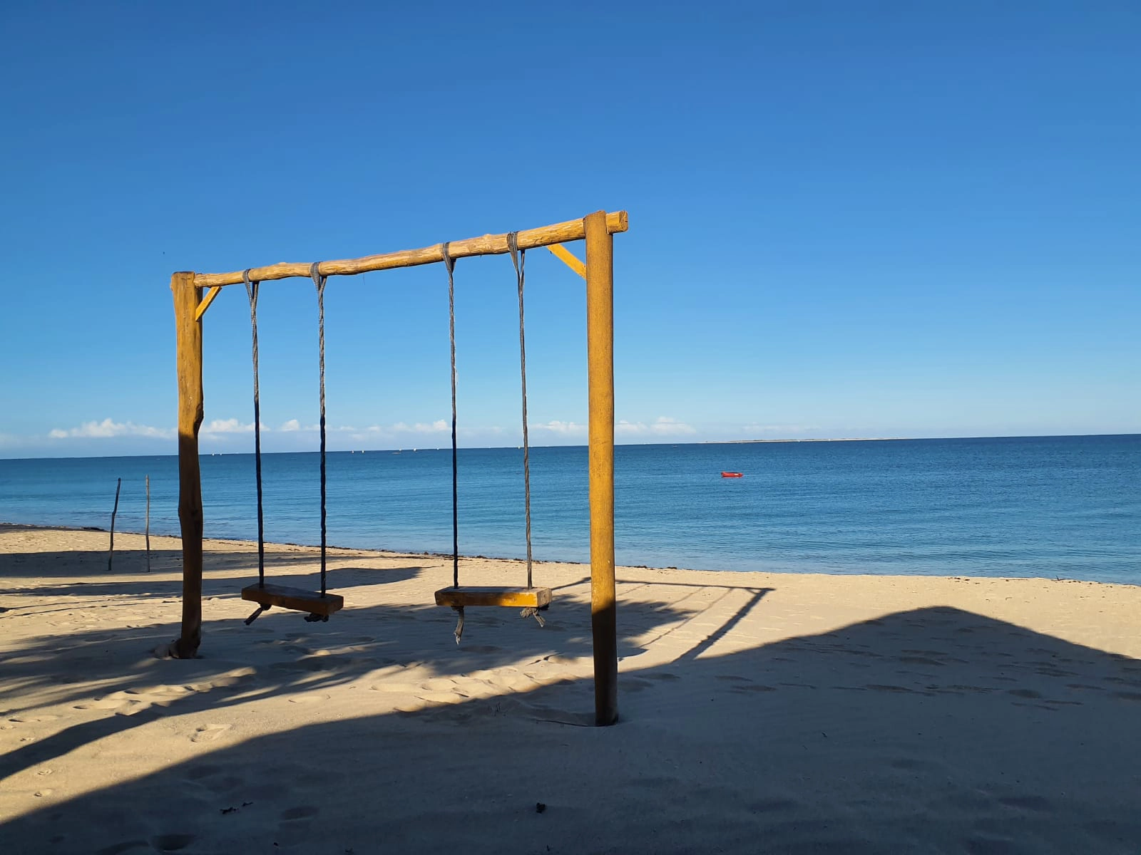 Balancoire en bois face au lagon sur une plage du Sud de Madagascar