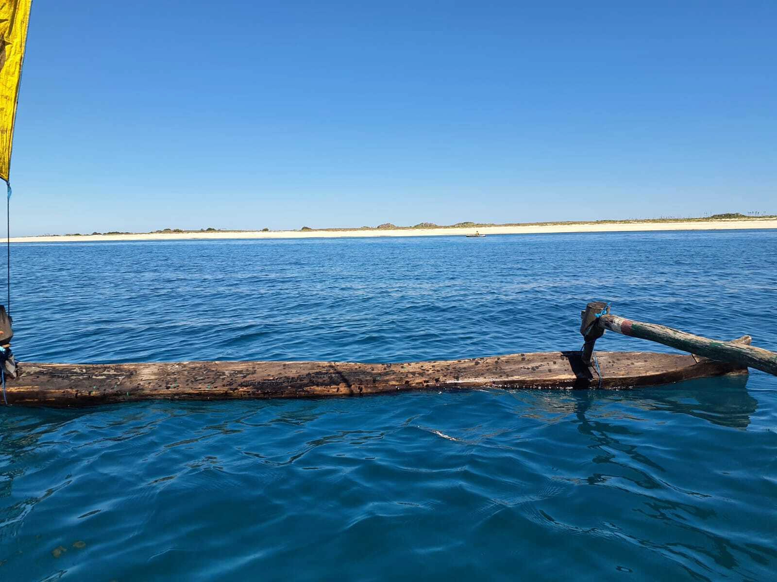 Balancier d une pirogue traditionnelle glissant sur le lagon, Sud de Madagascar