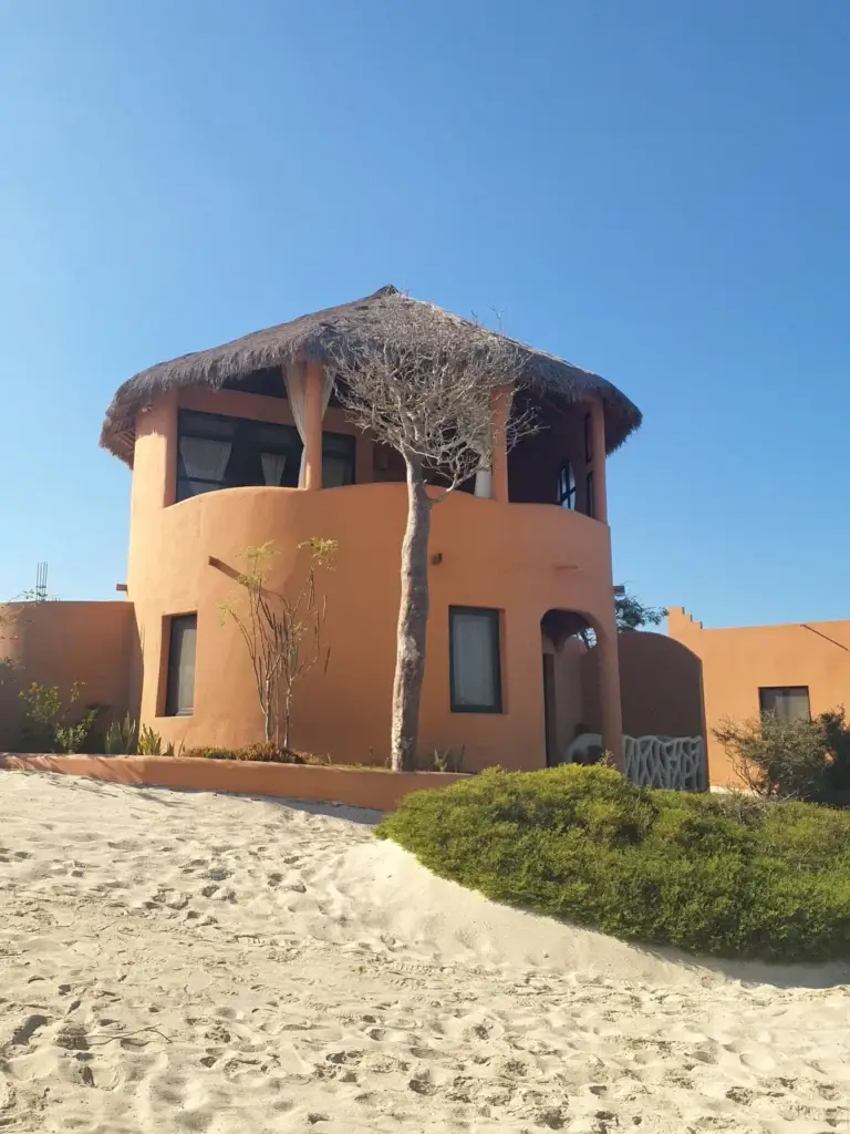 Bungalow en terre ocre et toit de chaume à Ambatomilo