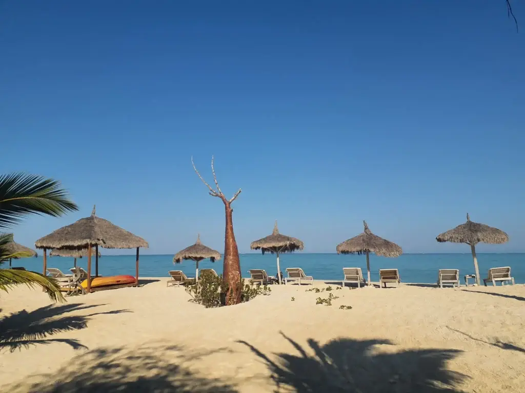 Paillotes sur la plage d'Ambatomilo face au lagon