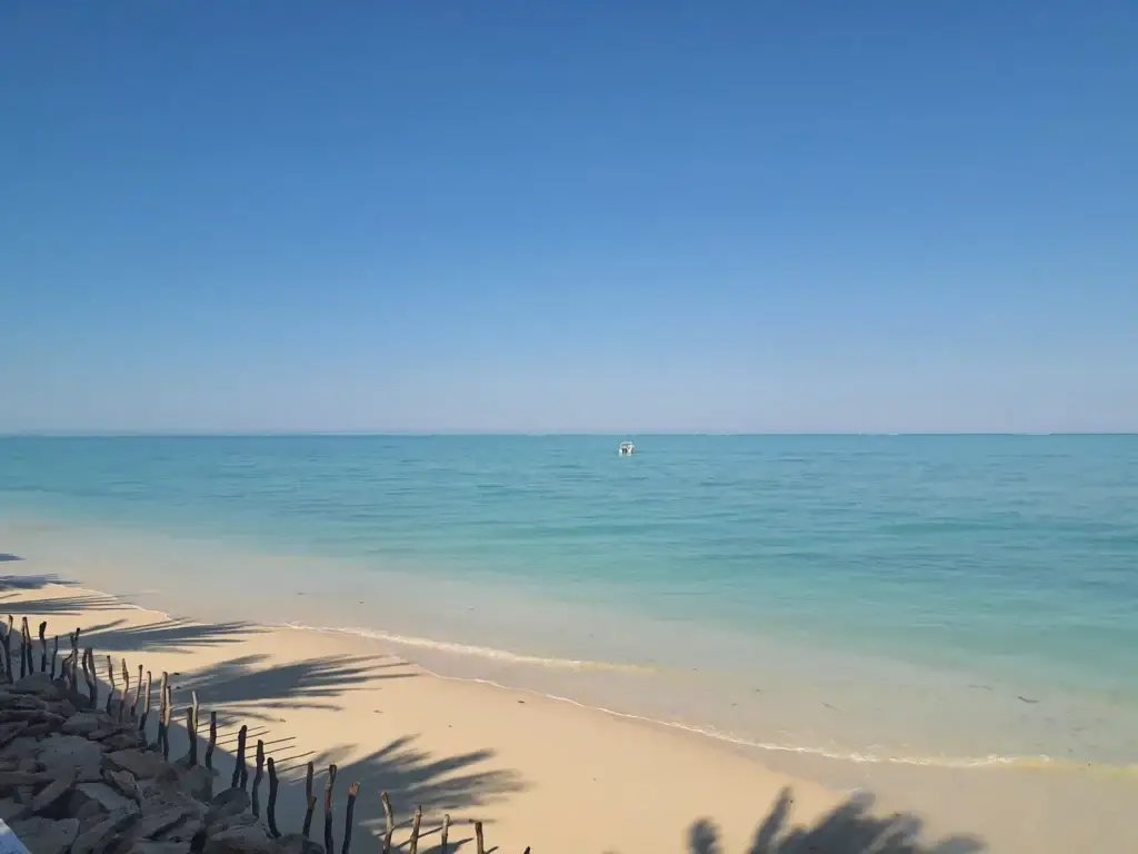 Plage déserte et lagon turquoise d'Ambatomilo