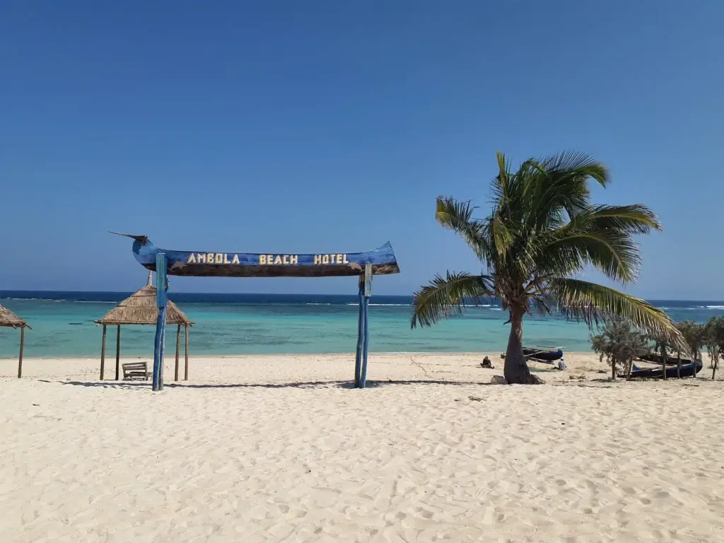 Plage d'Ambola avec paillotes et cocotier