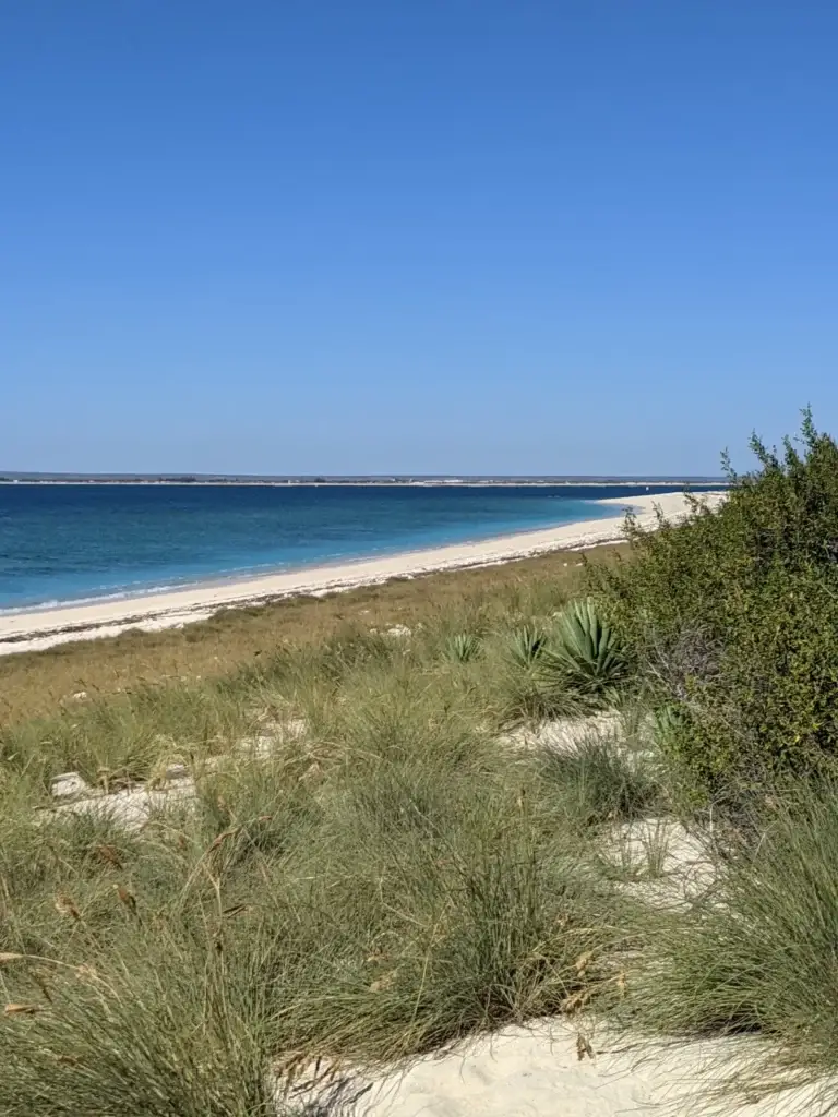 Dune et plage sauvage à Anakao