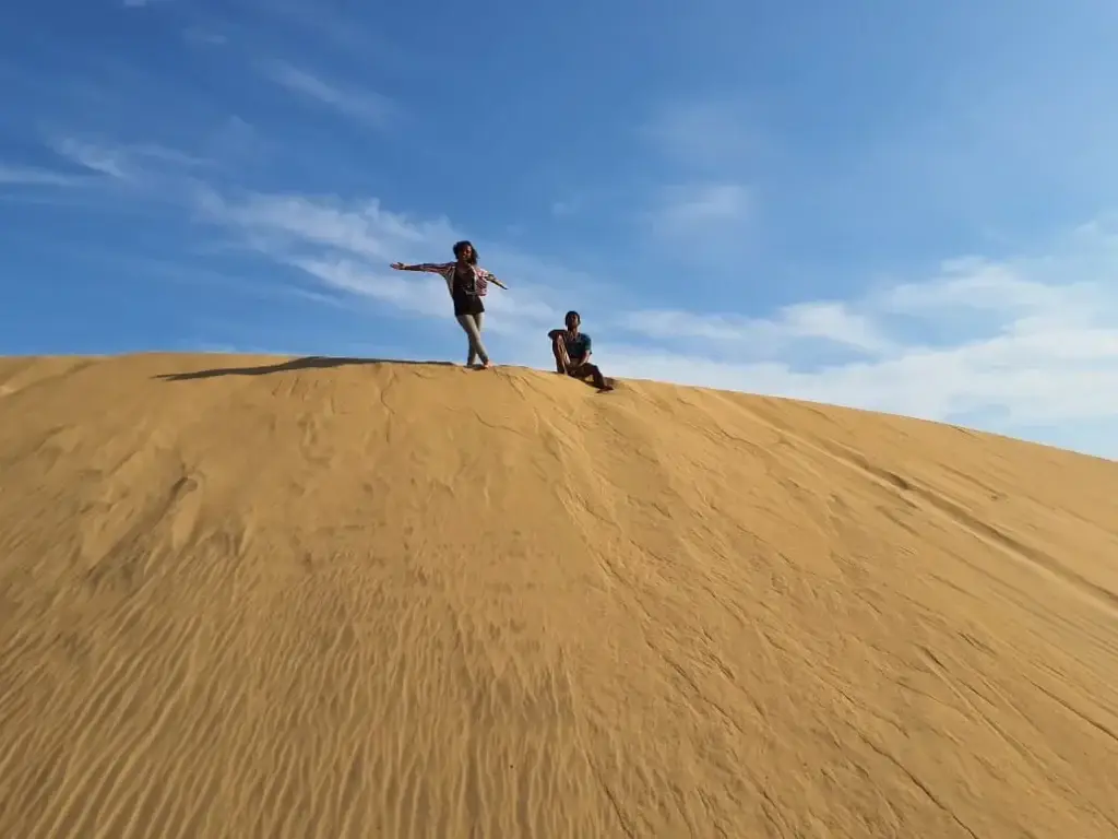 Promeneurs au sommet de la dune d'Andaboy