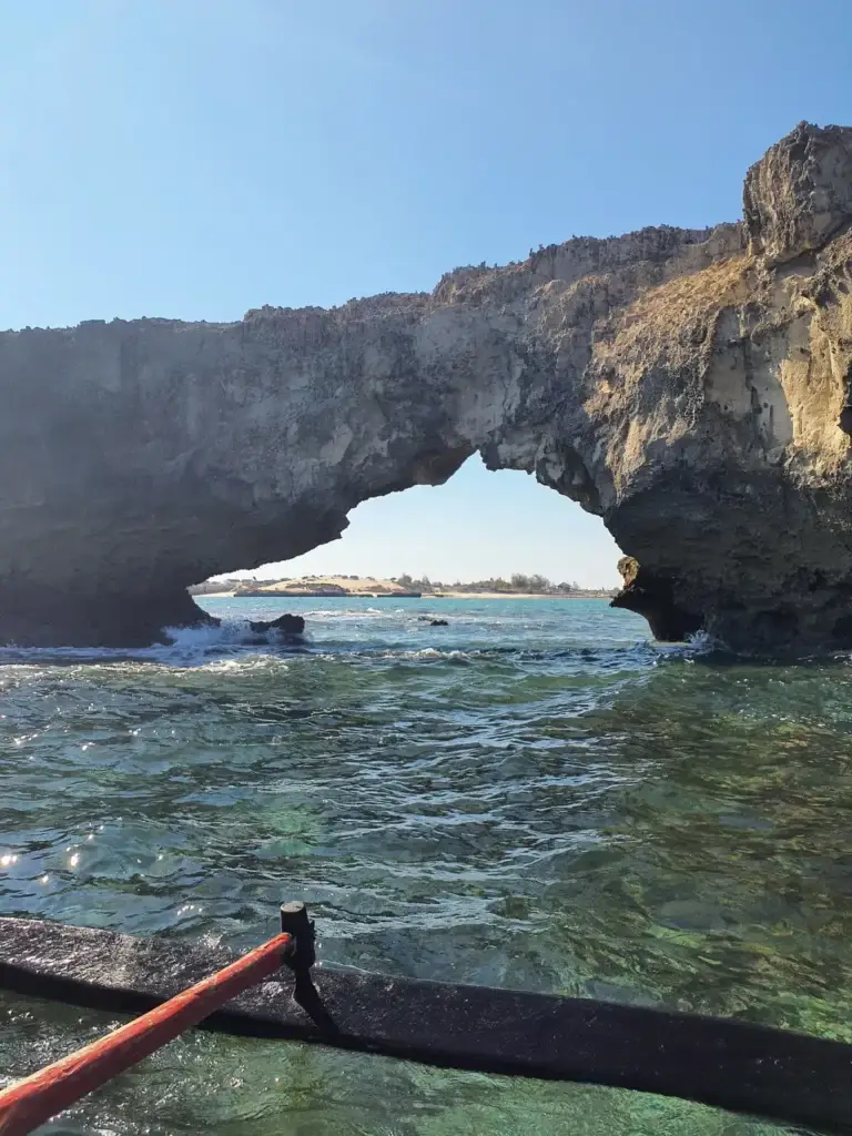 Arche de roche vue depuis une pirogue à Andavadoaka