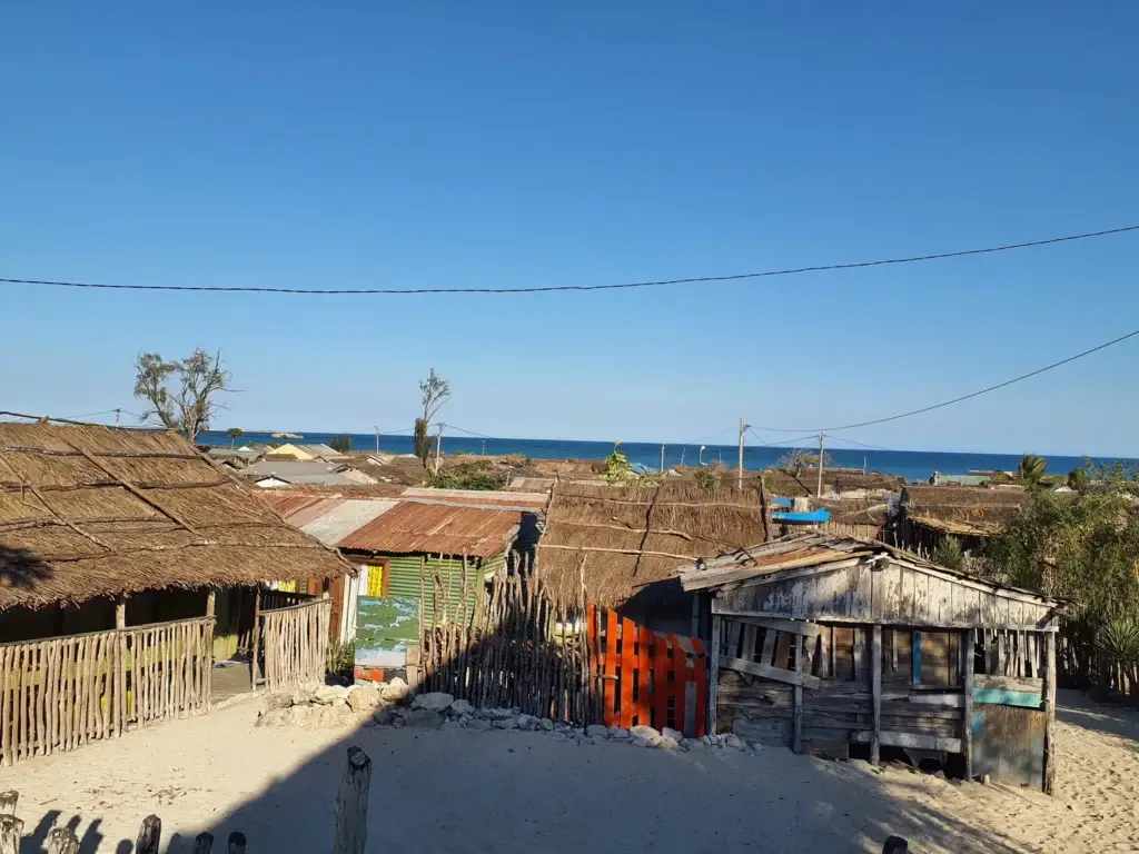 Village de pêcheurs vezo d'Andavadoaka face à l'océan