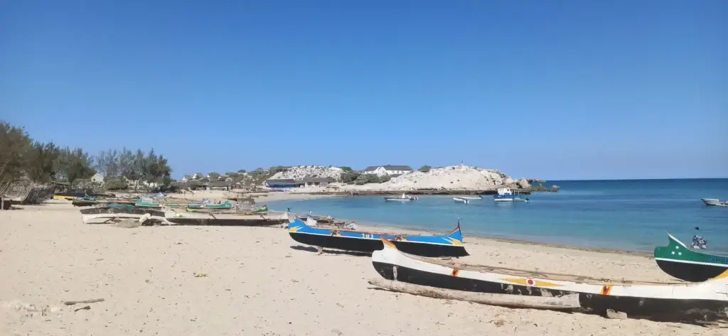 Pirogues vezo sur la plage d'Andavadoaka