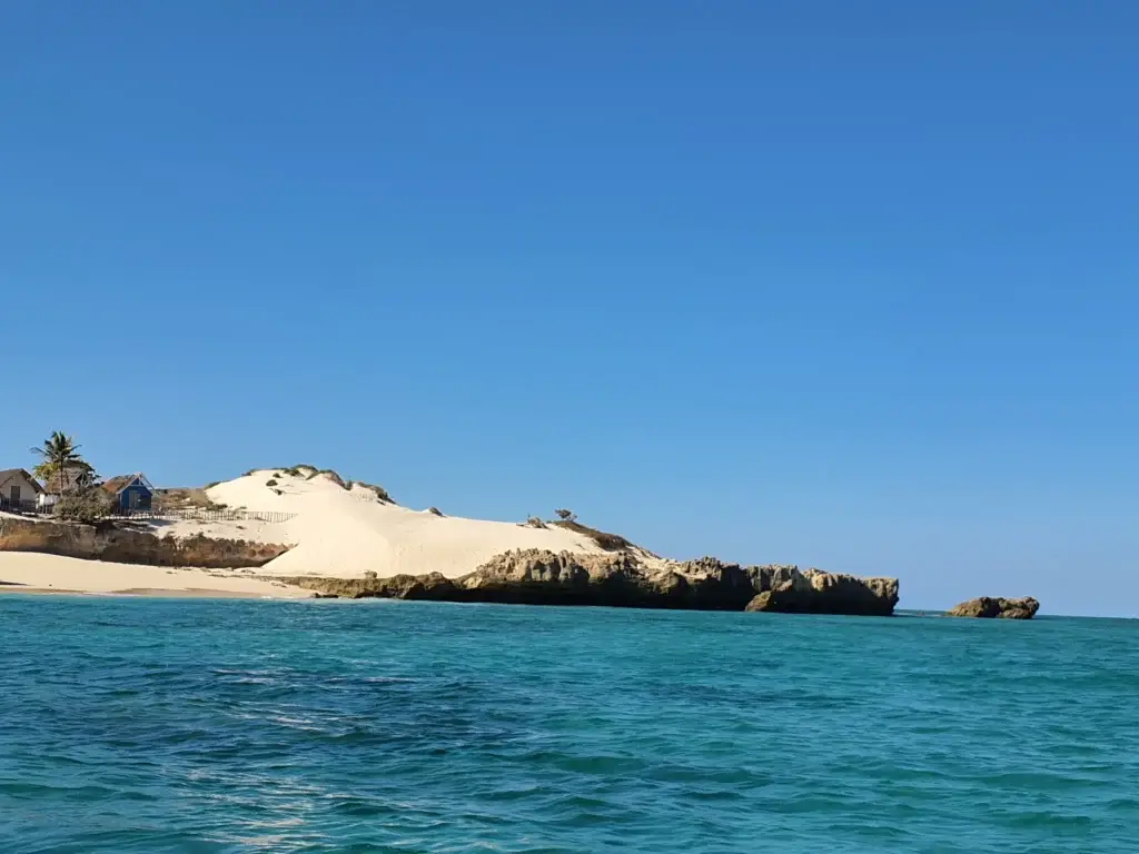Îlot de sable blanc et de roche dans le lagon d'Andavadoaka