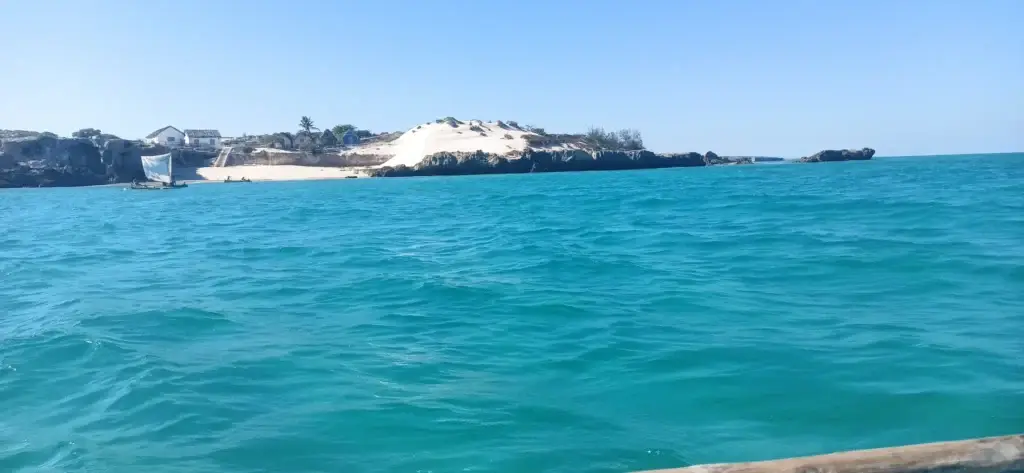 Îlot et dune de sable blanc au large d'Andavadoaka
