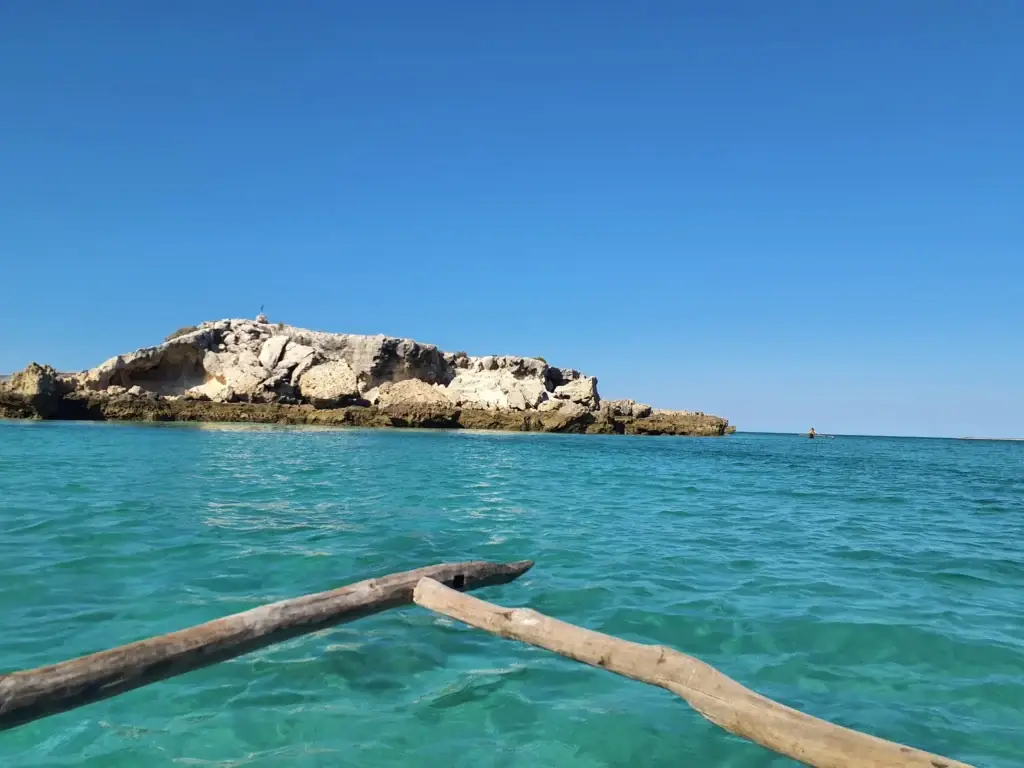Îlot rocheux vu depuis une pirogue à balancier, Andavadoaka