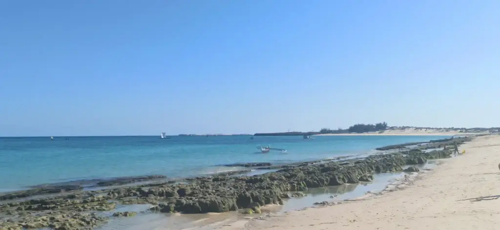 Plage et platier rocheux au bord du lagon d'Andavadoaka