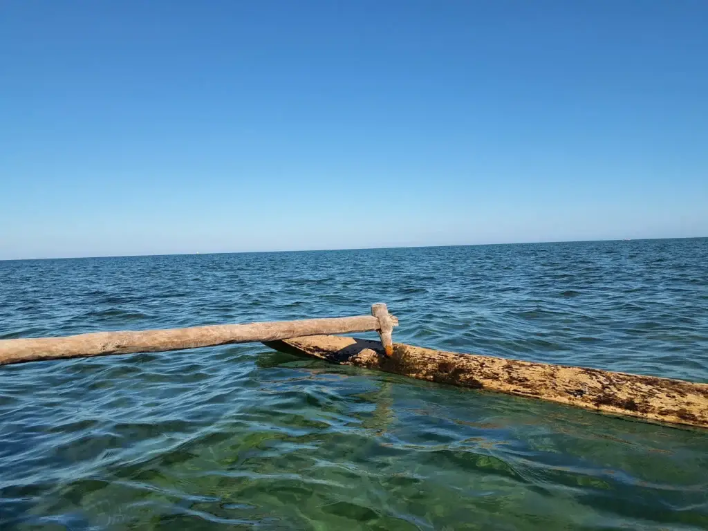 Balancier de pirogue sur le lagon turquoise de Mangily