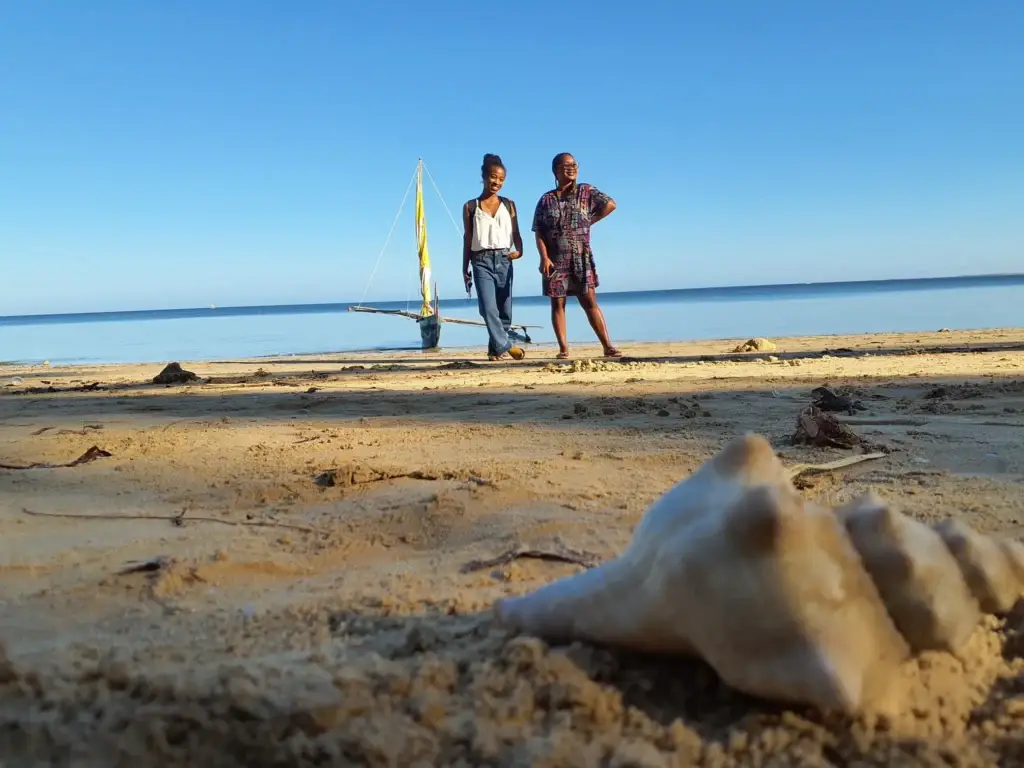 Coquillage sur la plage d'Ifaty, pirogue à voile au loin