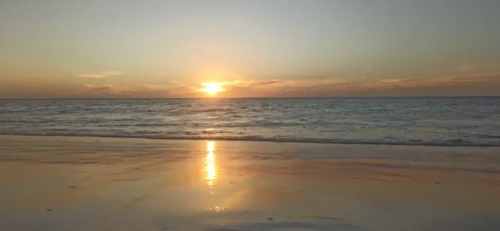 Coucher de soleil sur la plage d'Itampolo