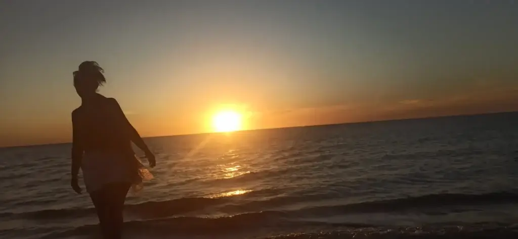 Silhouette au bord de l'eau au coucher du soleil, Itampolo