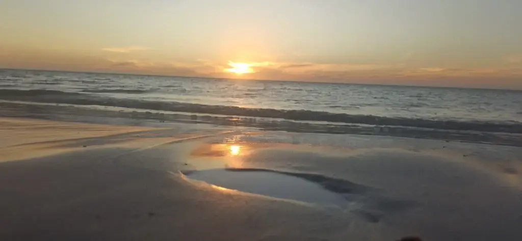 Reflets du soleil couchant sur le sable mouillé d'Itampolo